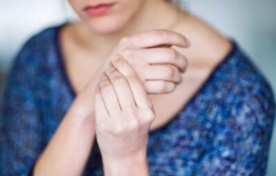 哪个年龄阶段易患类风湿关节炎？答：40~60岁女性